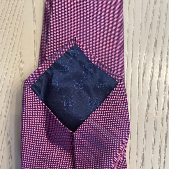 gorgeous authentic never used Gucci silk tie. - Picture 6 of 12